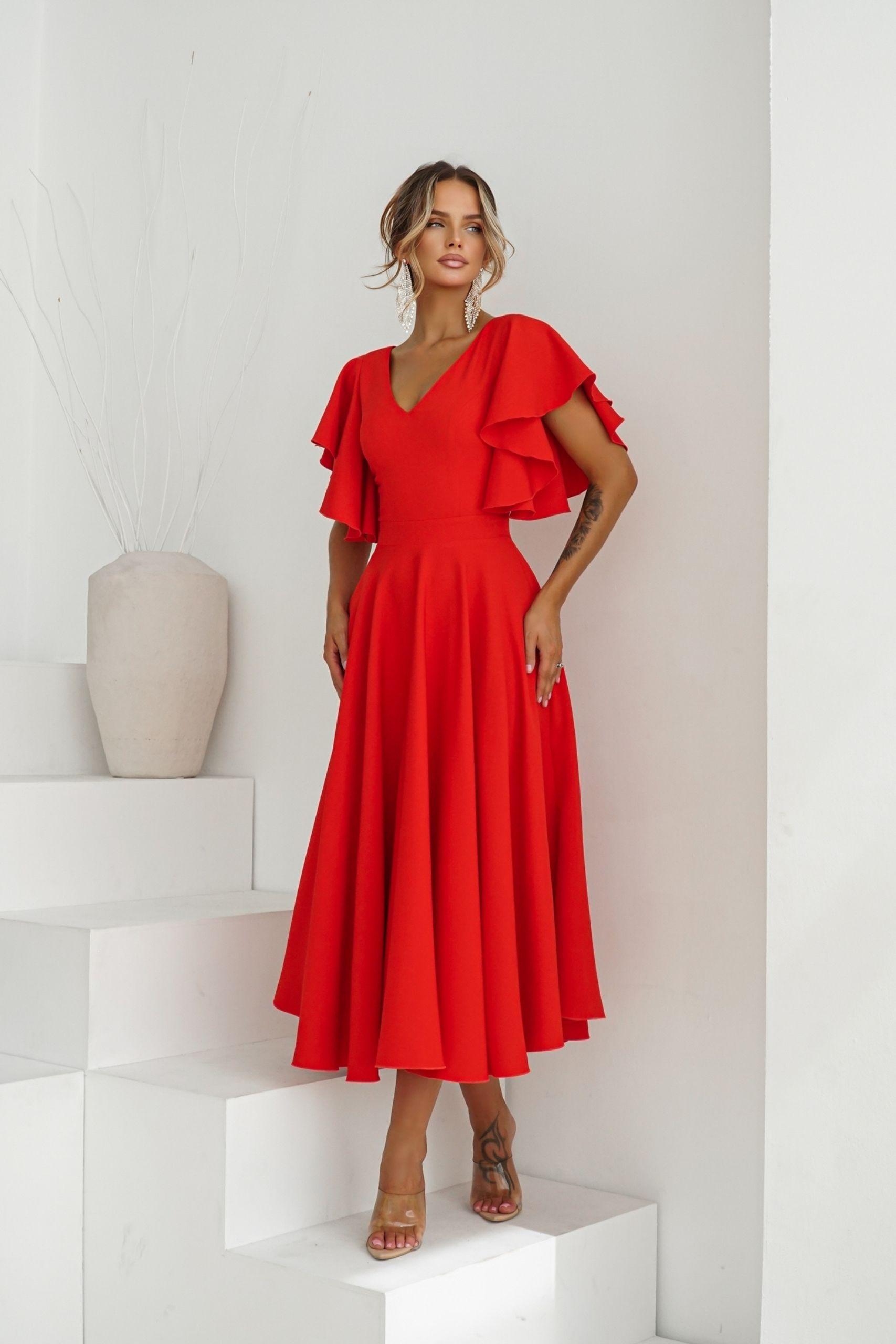 Lora czerwona suknia z efektownymi rękawami - obrazek 2