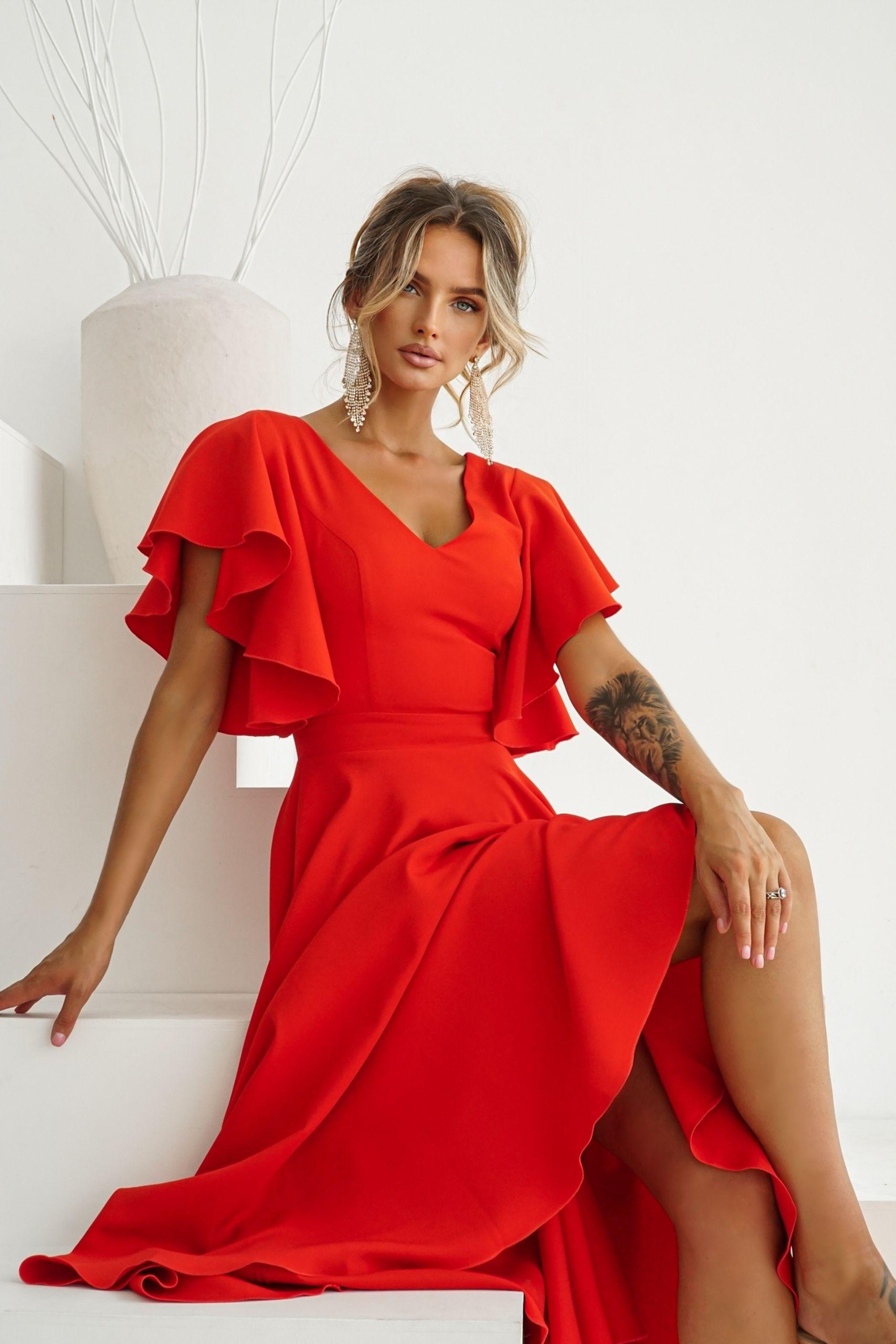 Lora czerwona suknia z efektownymi rękawami