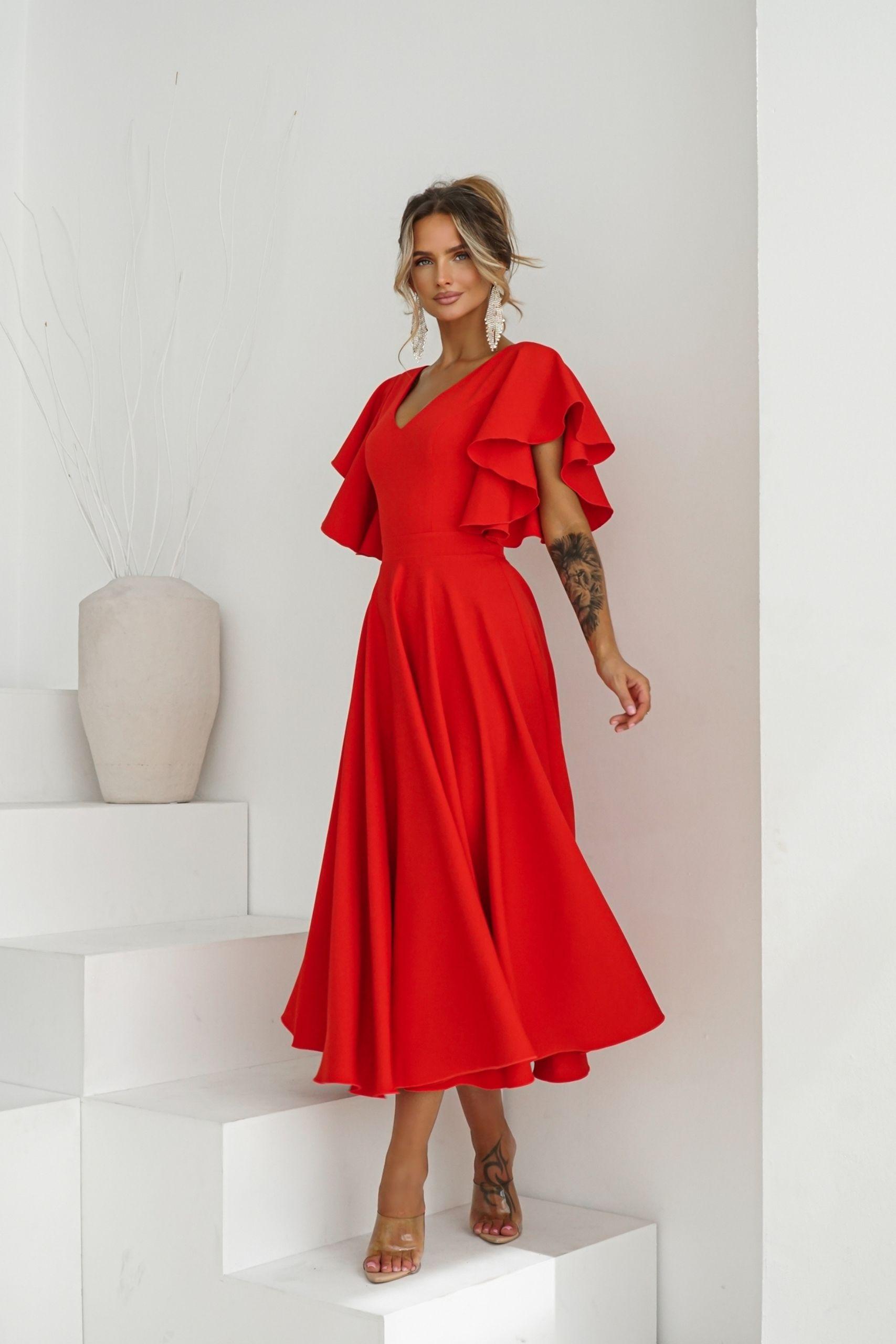Lora czerwona suknia z efektownymi rękawami - obrazek 5