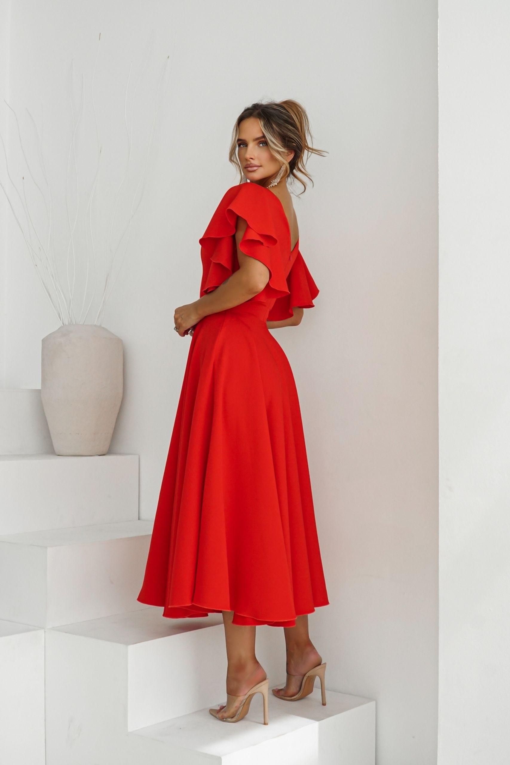 Lora czerwona suknia z efektownymi rękawami - obrazek 3