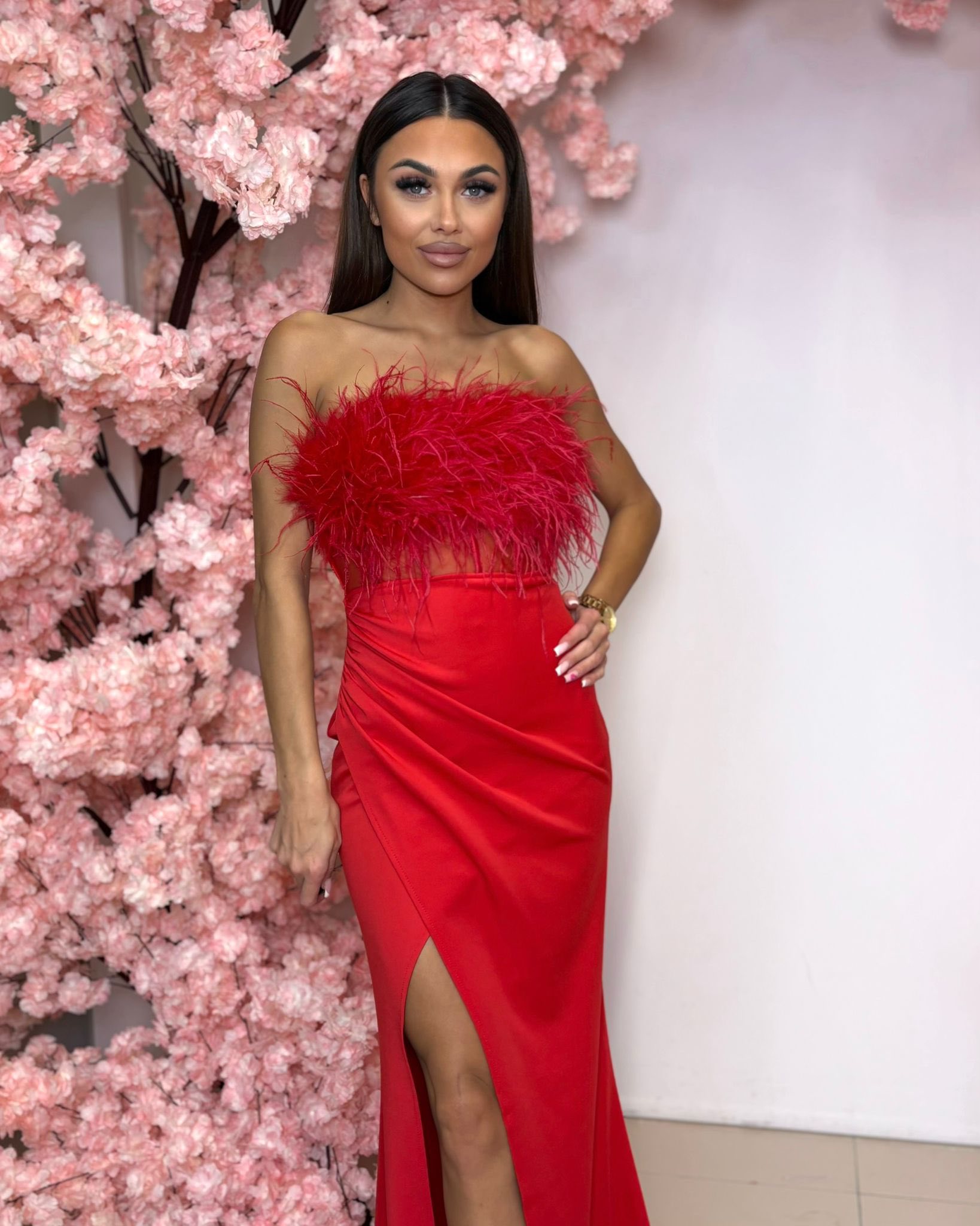 Immer Czerwona Sukienka Maxi Z Piórami - obrazek 3