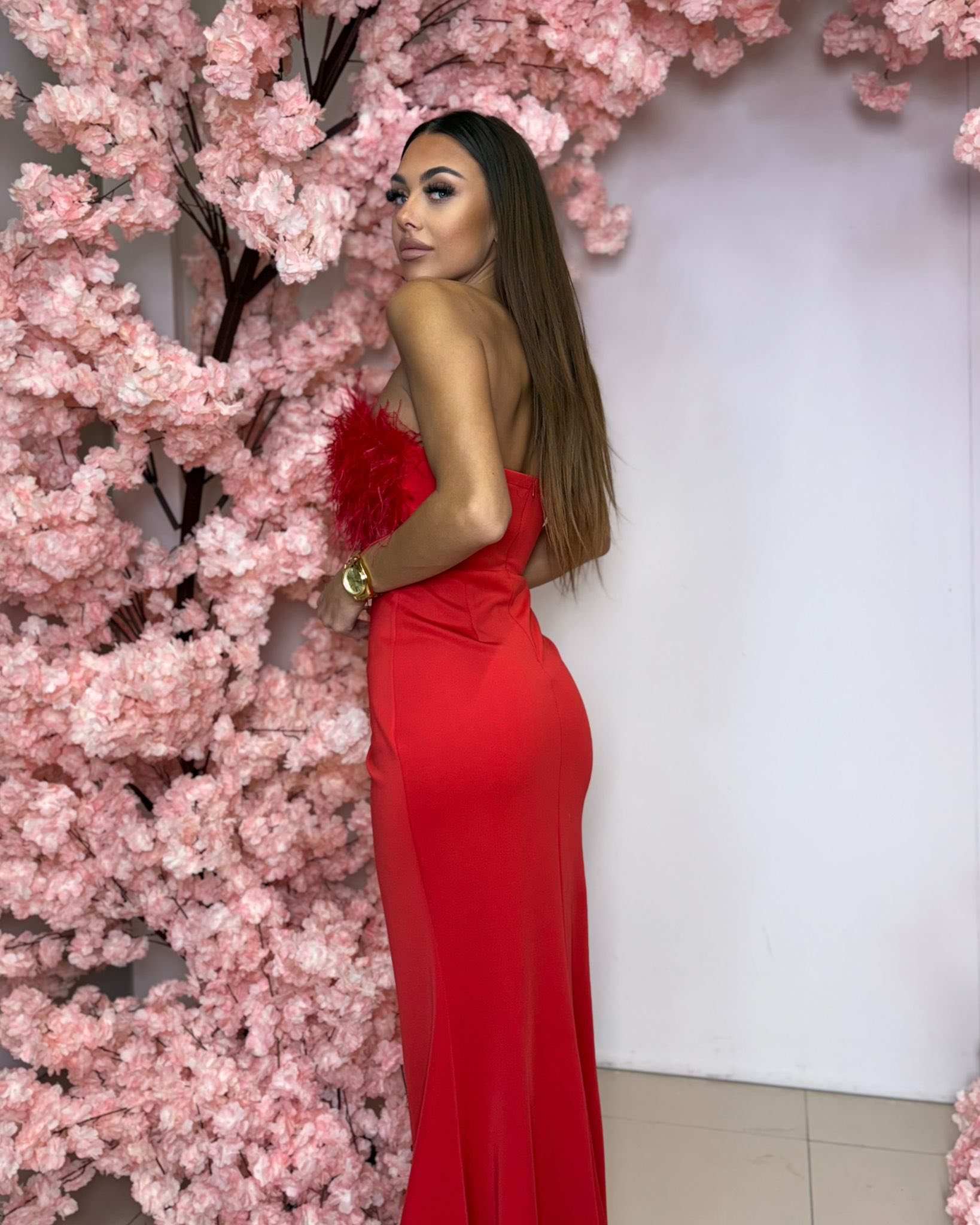 Immer Czerwona Sukienka Maxi Z Piórami - obrazek 5