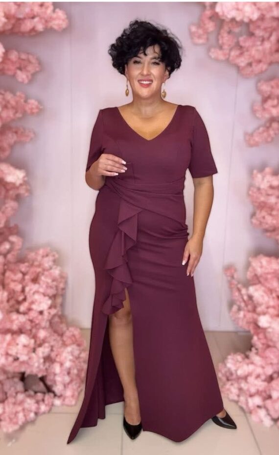 Monia z rękawkiem śliwkowa maxi sukienka z rozcięciem