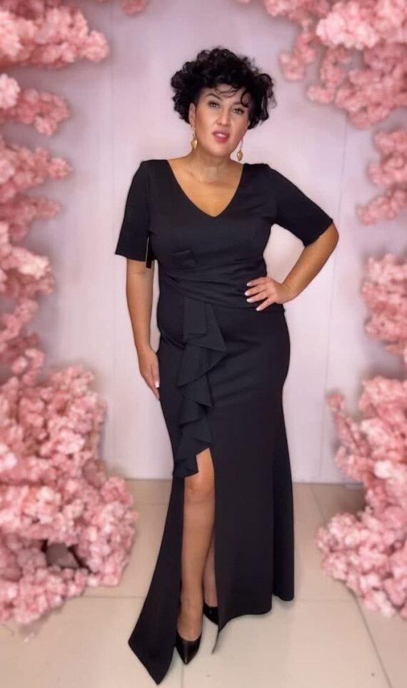 Monia z rękawkiem czarna maxi sukienka z rozcięciem