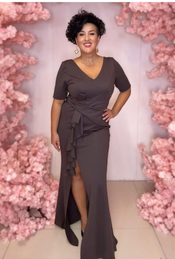 Monia z rękawkiem czekoladowa maxi sukienka z rozcięciem