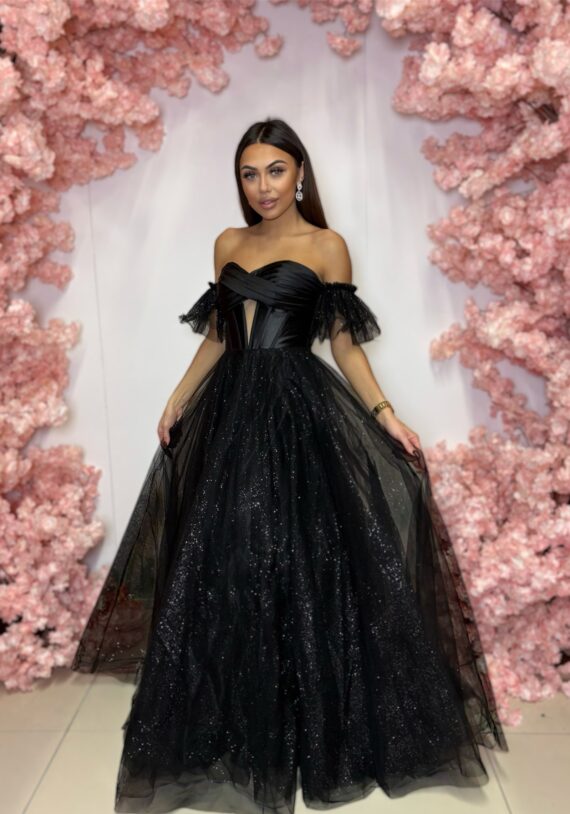 Czarna sukienka maxi na wesele, studniówkę i bal