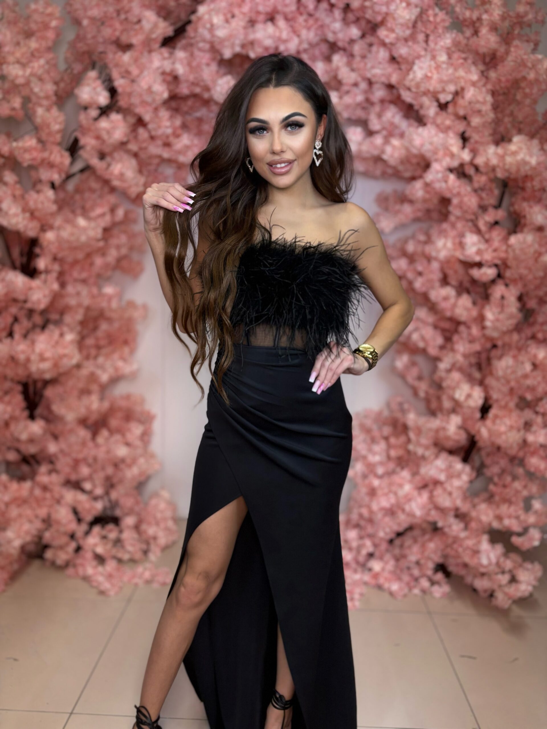 Immer Czarna Sukienka Maxi Z Piórami sznurowanym gorsetem - obrazek 4