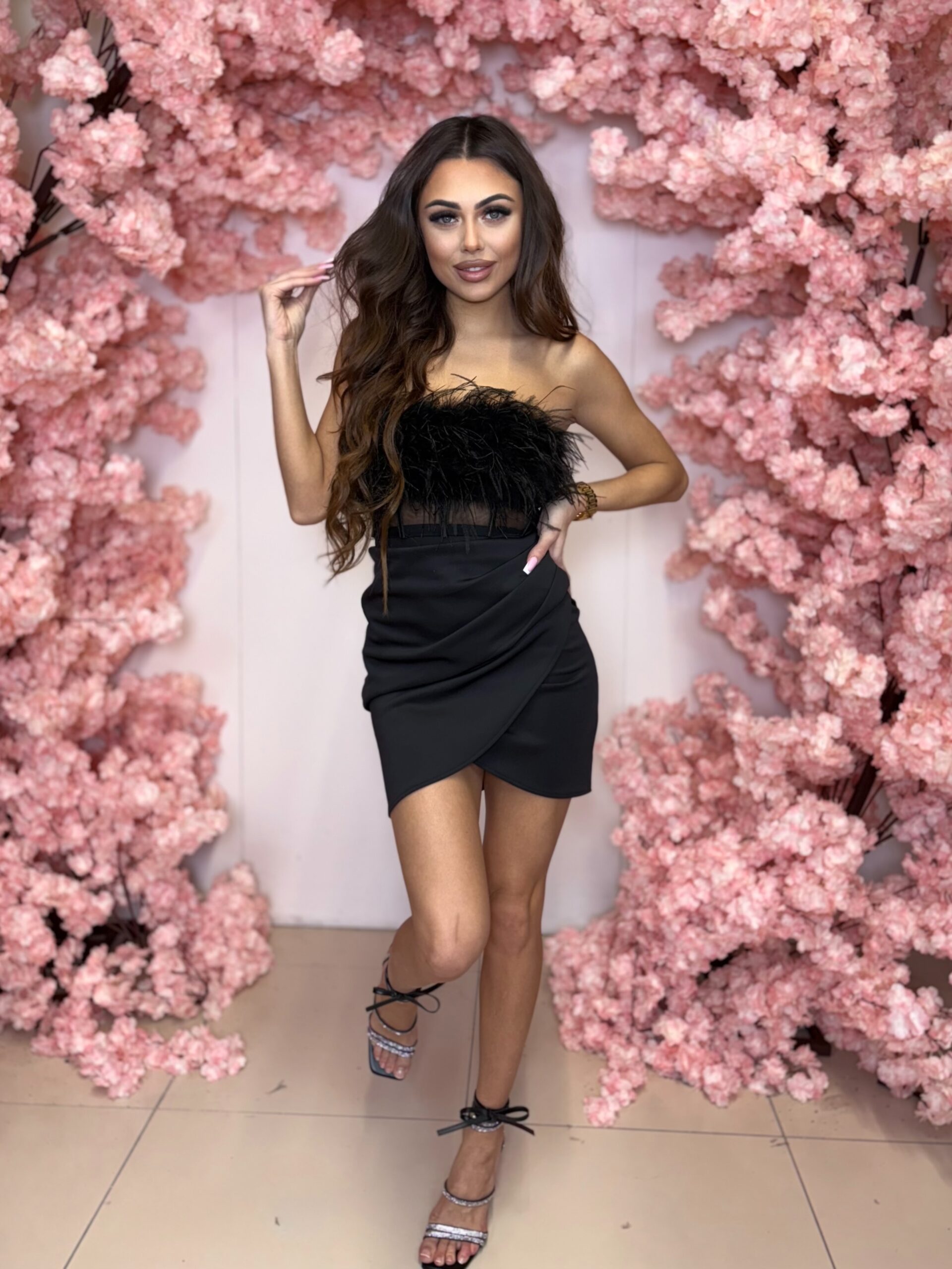 Immer Czarna Sukienka krótka ze sznurowanym gorsetem i piórami - obrazek 6