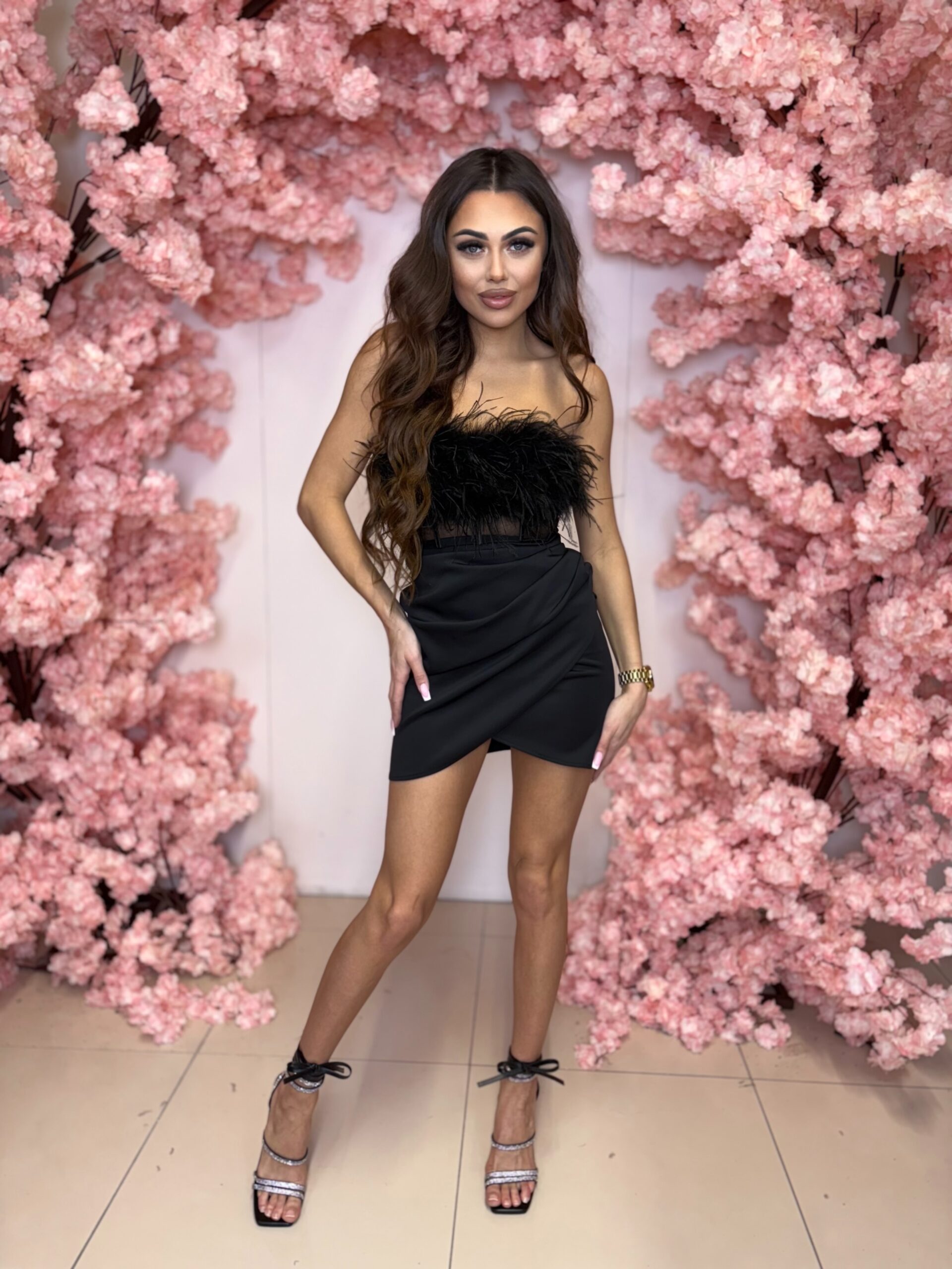 Immer Czarna Sukienka krótka ze sznurowanym gorsetem i piórami - obrazek 4