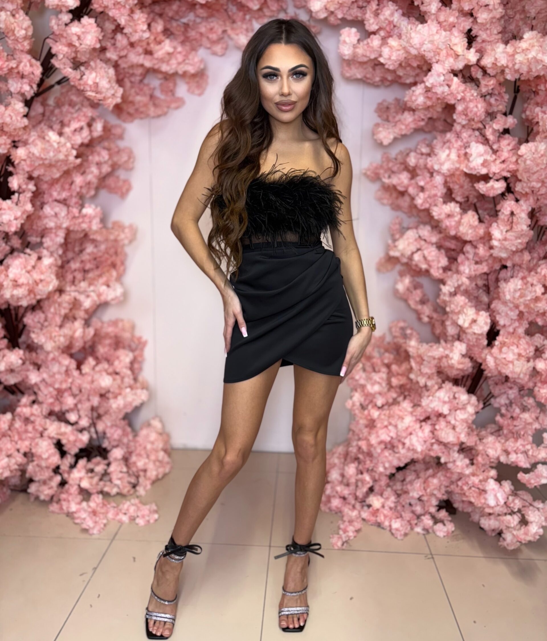 Immer Czarna Sukienka krótka ze sznurowanym gorsetem i piórami