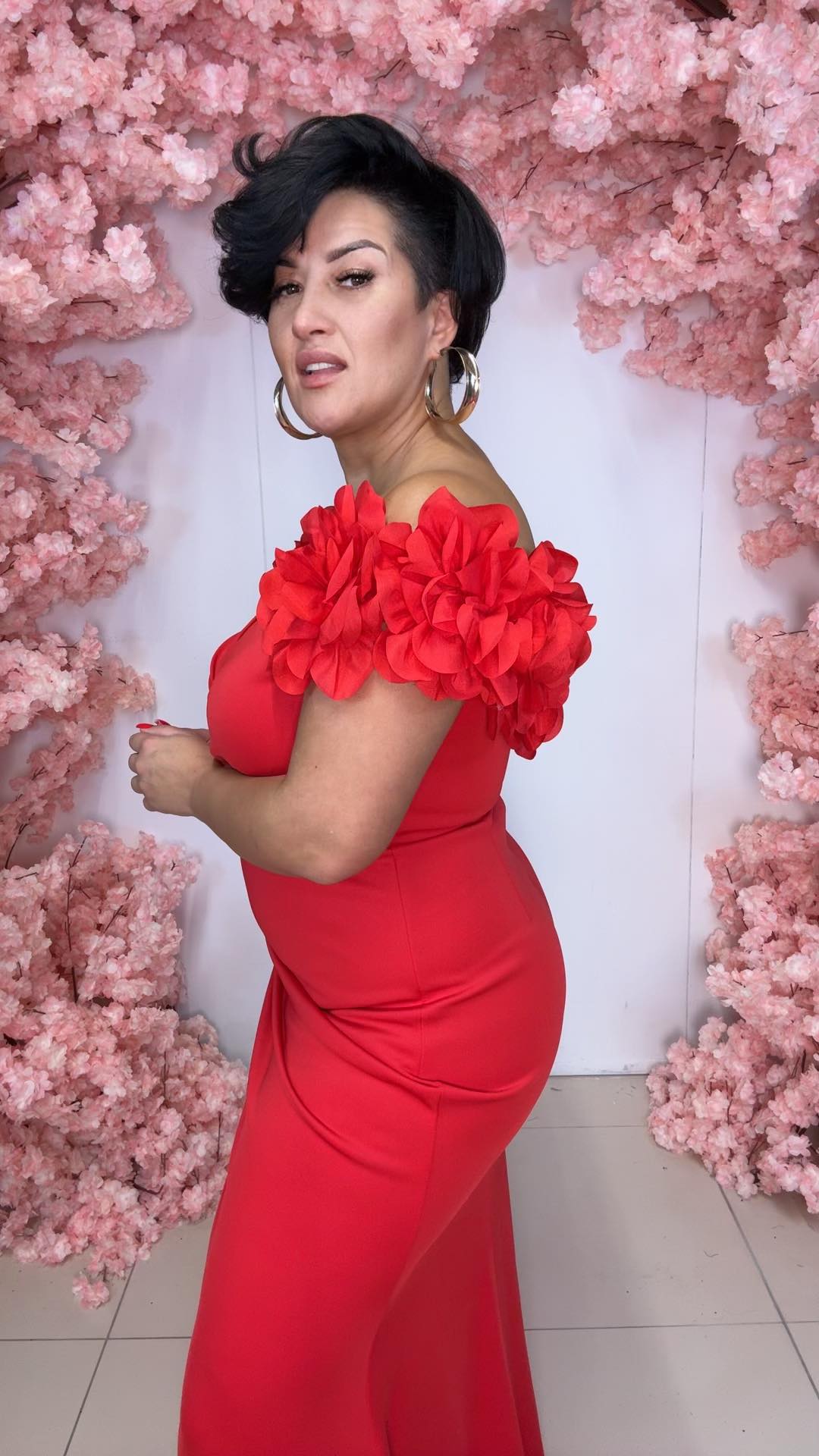 Krystianna czerwona sukienka maxi z kwiatowymi rękawami - obrazek 4