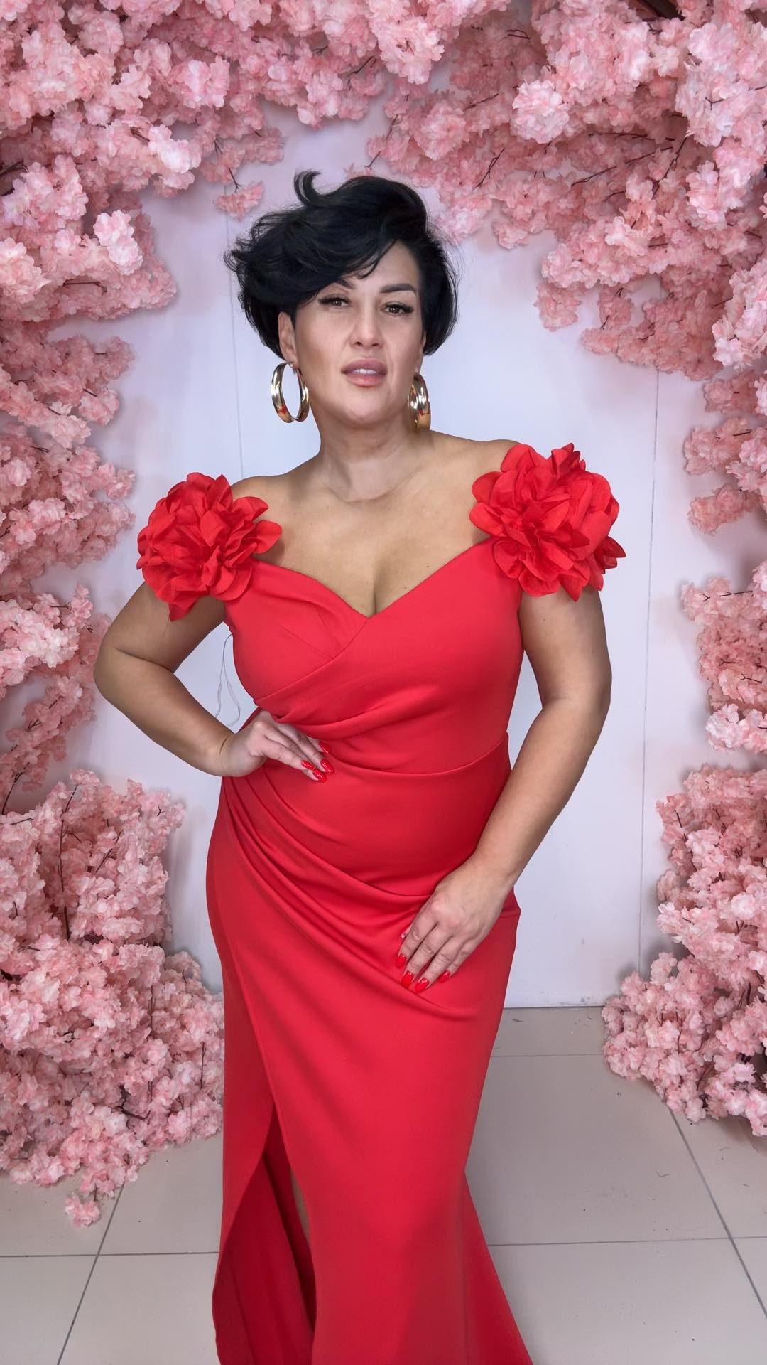 Krystianna czerwona sukienka maxi z kwiatowymi rękawami - obrazek 3