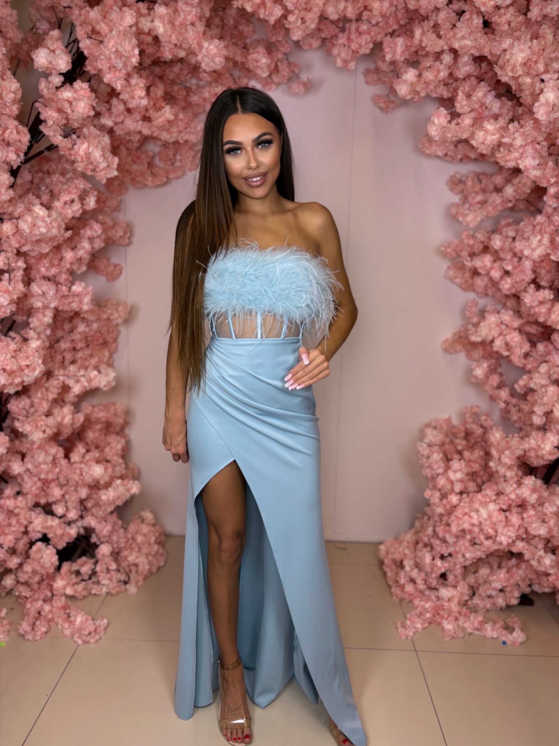 Immer błękitna sukienka maxi z piórami sznurowanym gorsetem - obrazek 5