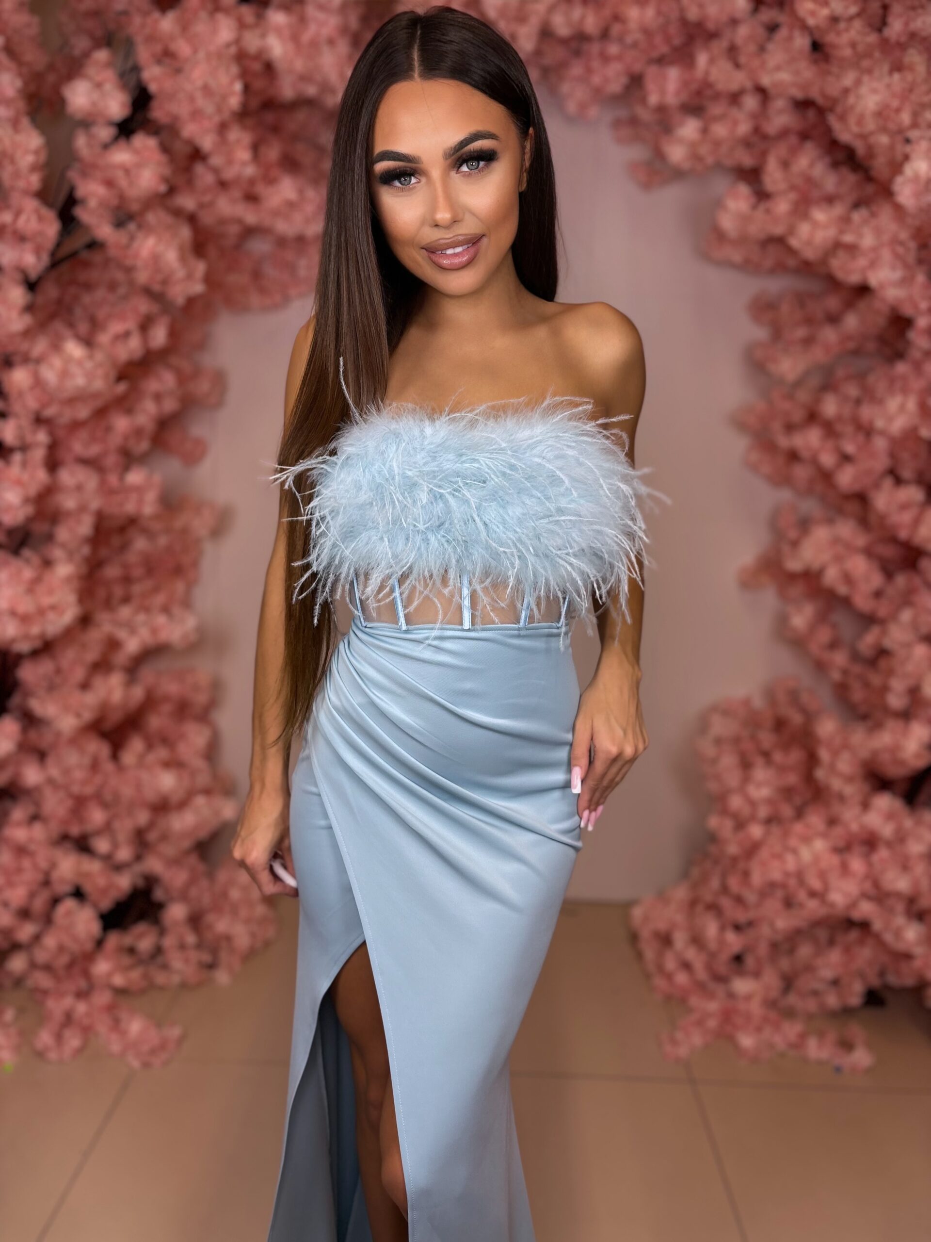 Immer błękitna sukienka maxi z piórami sznurowanym gorsetem